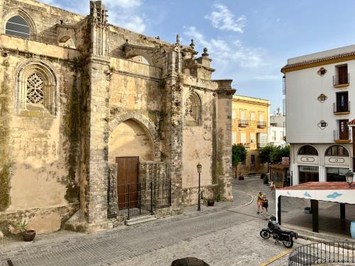 an old stone building on a city street at APARTAMENTO TARIFA CENTRO in Tarifa
