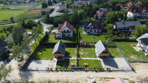 widok z góry na dom na przedmieściach w obiekcie Domki Prowansalskie w mieście Mysłakowice