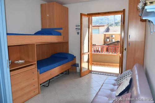 Cette petite chambre dispose de lits superposés et d'un balcon. dans l'établissement Le Note del Mare appartamento vista mare, à Roccalumera