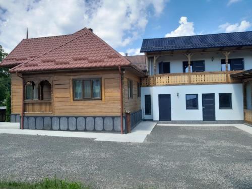 uma casa com telhado de madeira em Casa de lângă pădure em Sighetu Marmaţiei