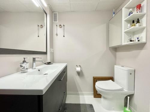 une salle de bain blanche avec un lavabo et des toilettes dans l'établissement Casa Luna Golf Beach Torrequebrada Parking FREE, à Benalmádena