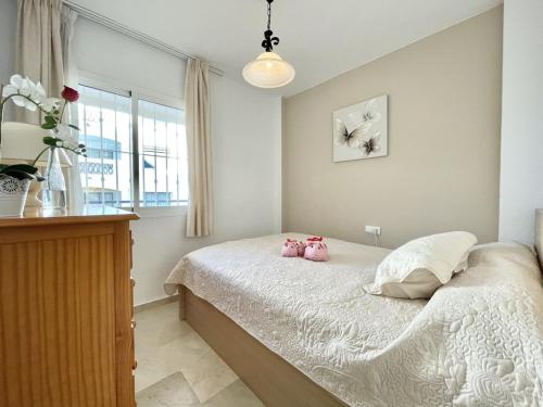 une chambre avec un lit avec deux animaux en peluche dessus dans l'établissement Casa Luna Golf Beach Torrequebrada Parking FREE, à Benalmádena