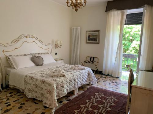 ヴェローナにあるNotti sull'Adigeの白いベッドルーム(ベッド1台、窓付)