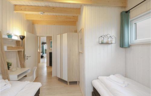 オルペニッツにあるVitamin Seaの白いベッド2台と窓が備わる客室です。