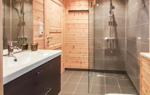Et badeværelse på Beautiful Home In Vrdal With Sauna