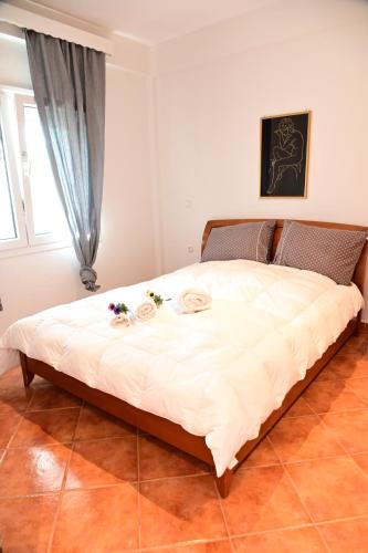 a bedroom with a bed with two roses on it at Happinies apartments 1 in Soúrpi
