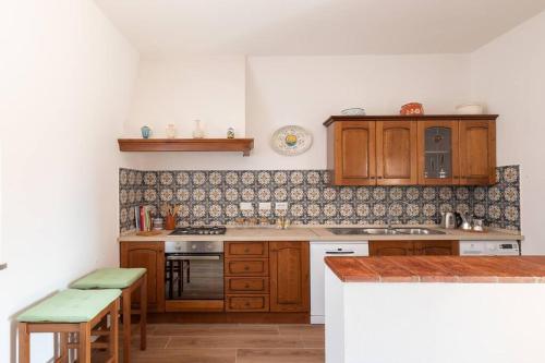 - une cuisine avec des placards en bois et un comptoir dans l'établissement Casa nel cuore del Chianti, à Gaiole in Chianti