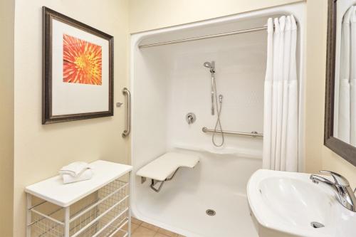 A bathroom at Staybridge Suites Lincolnshire, an IHG Hotel