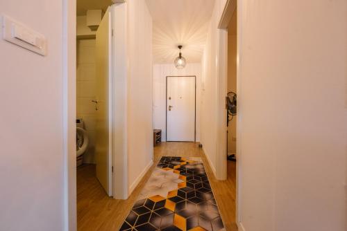 - un couloir avec une salle de bains pourvue de toilettes dans l'établissement Apartment Spalato, à Split