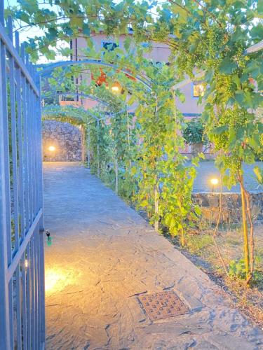 einen Garten mit einem Torbogen mit Bäumen und einem Weg in der Unterkunft Villa Arancia Quiet, Central, Parking and Air Conditioning in Levanto