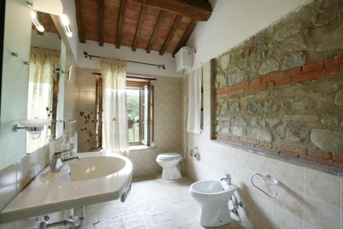 a bathroom with a sink and a toilet at Casina Centeno in Proceno