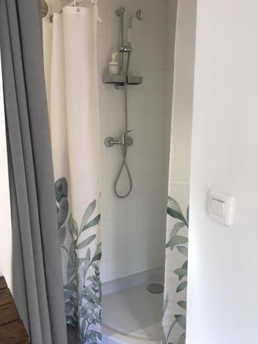 une salle de bain avec une douche avec un rideau de douche dans l'établissement Villa La Bienvenue, à Allauch