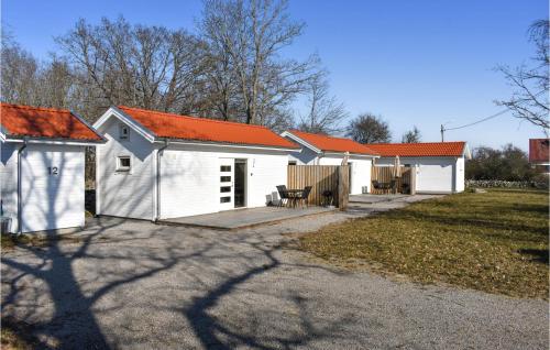 eine Reihe weißer Gebäude mit orangefarbenen Dächern in der Unterkunft Beautiful Home In Hassl With Wifi in Hasslö