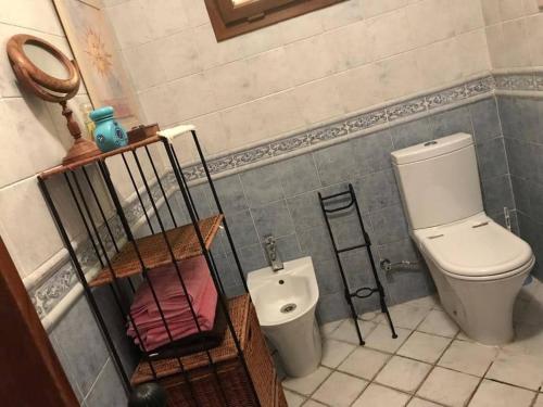 Elle comprend une petite salle de bains pourvue de toilettes et d'une étagère. dans l'établissement Marina beach, à Fnideq