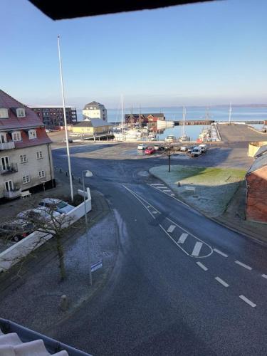 an empty street with a road and the ocean at Det Gamle Hotel Rudkøbing in Rudkøbing