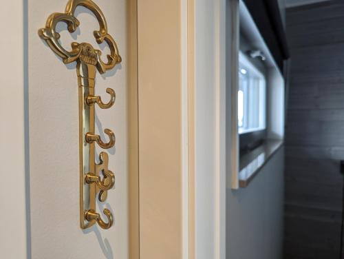 a gold door handle on a door with a television at Poolorama Lodge - with magnificent mountain view in Idre