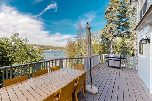 Spectacular Lake Front Home – Photos 3