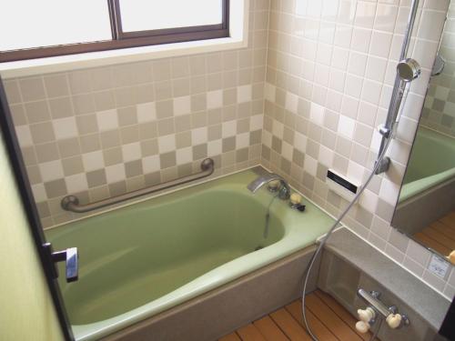 una vasca verde in un bagno con finestra di Haru, - Vacation STAY 66521v 