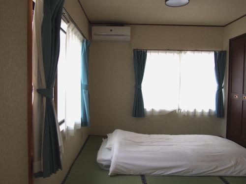 una camera con un letto e due finestre di Haru, - Vacation STAY 66521v 