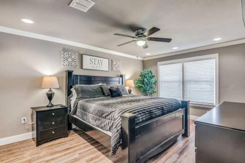 um quarto com uma cama e uma ventoinha de tecto em Cozy Haus Relaxing 'Home Base' WiFi Location Close to Town and Rivers, Schlitterbahn, Gruene em New Braunfels