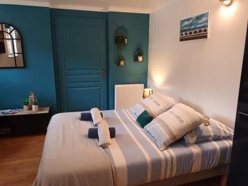 - une chambre avec un grand lit aux murs bleus dans l'établissement La Vicomté - Quai Henri IV - WIFI gratuit, à Dieppe