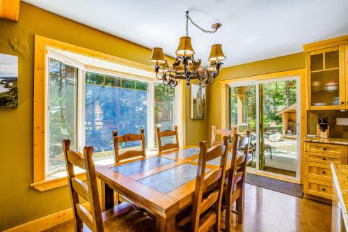 a dining room with a wooden table and chairs at Evergreen Paradise in Ronald