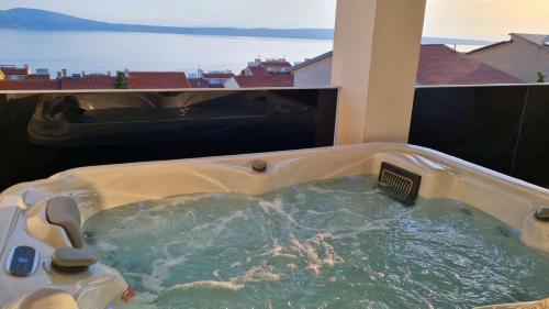 eine Whirlpool-Badewanne auf dem Balkon mit Aussicht in der Unterkunft Villa Buba **** in Novi Vinodolski