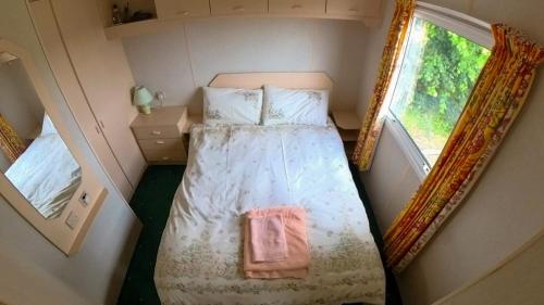 een kleine slaapkamer met een bed in een tiny house bij DEVIL'S BIT accommodation in Killea