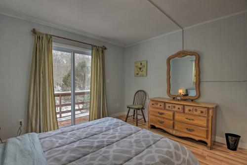 Cama o camas de una habitación en Tobyhanna Home Private Deck, Hot Tub and Game Room!