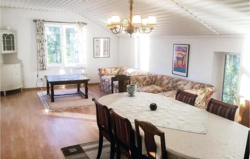 Χώρος καθιστικού στο 5 Bedroom Awesome Home In Bor