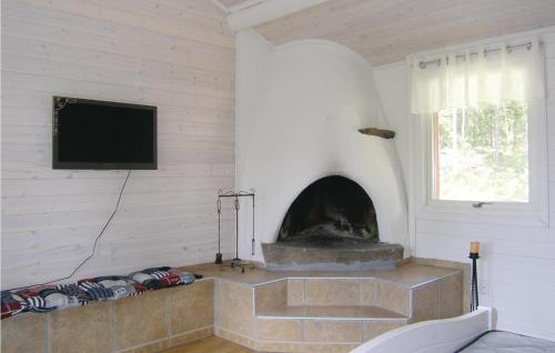 Μια τηλεόραση ή/και κέντρο ψυχαγωγίας στο 5 Bedroom Awesome Home In Bor
