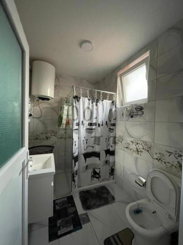 Ванна кімната в GOT Prishtina Hostel