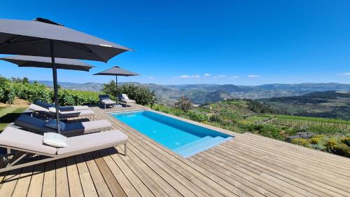 Villa con piscina y sombrilla en Casa de Pena d'Águia - Douro Encantado en Provesende