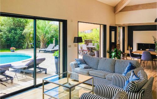 Πισίνα στο ή κοντά στο 3 Bedroom Gorgeous Home In Giens