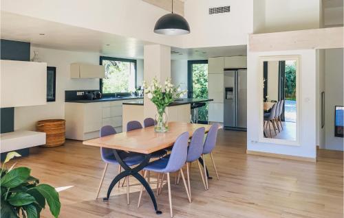 une cuisine et une salle à manger avec une table et des chaises en bois dans l'établissement 3 Bedroom Gorgeous Home In Giens, à Hyères