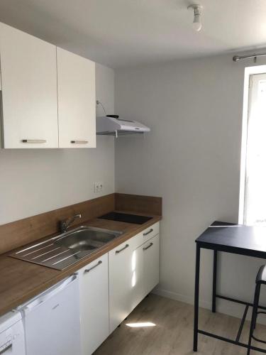 Kuchyňa alebo kuchynka v ubytovaní Castres maisonnette proche du centre ville, parking et jardin