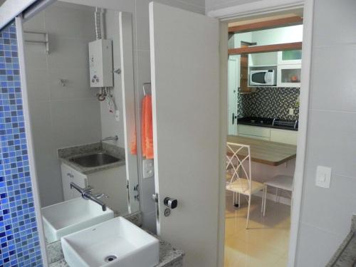 baño con lavabo y cocina con encimera. en VISTA LATERAL PRAIA DE COPACABANA, en Río de Janeiro