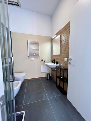 a bathroom with a toilet and a sink and a tub at B&B letterario Palazzo Pistocchi in Teramo