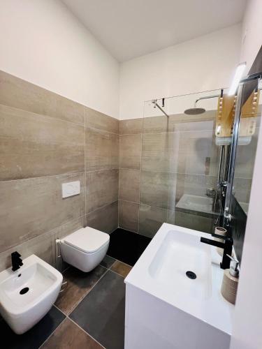a bathroom with a white sink and a toilet at B&B letterario Palazzo Pistocchi in Teramo