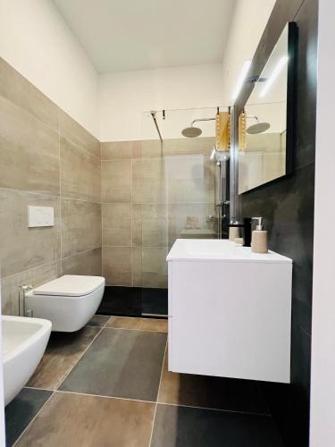 a bathroom with a white sink and a toilet at B&B letterario Palazzo Pistocchi in Teramo