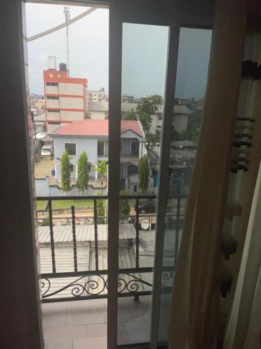 een uitzicht vanuit het raam van een kamer bij Studio lumineux in Douala