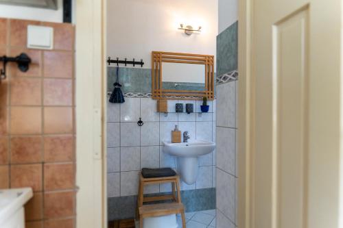 a bathroom with a sink and a mirror at Vila Heide in Česká Kamenice