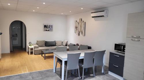 un salon avec une table et un canapé dans l'établissement Appartement Giannoni, à San-Martino-di-Lota