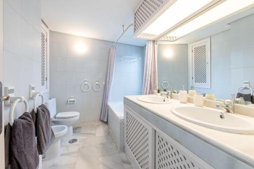 Koupelna v ubytování PUERTO DE BENALMÁDENA APARTAMENTO VACACIONAL con VISTAS AL MAR Y YATES TRES HABITACIONES 2 BAÑOS