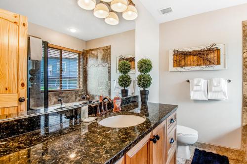 ein Badezimmer mit Waschbecken und Toilette in der Unterkunft Hilltop Hideaway in Garden City