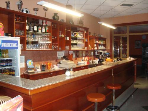 un bar in un ristorante con bancone e sgabelli di Guesthouse Koprivec a Lubiana