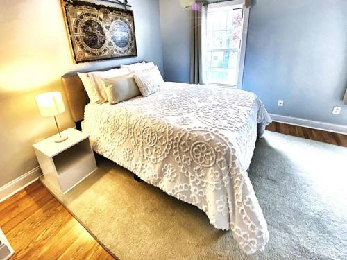 Ένα ή περισσότερα κρεβάτια σε δωμάτιο στο 3 Story Lake House Near Historic Downtown