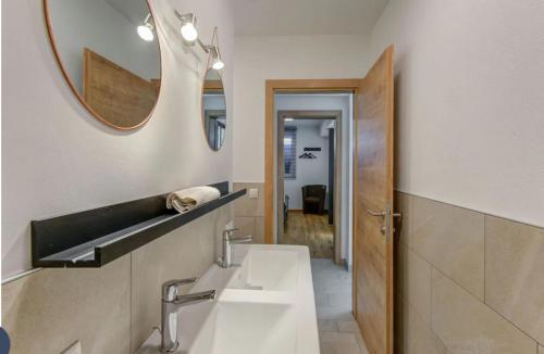 Residenz Brixental Top 2 في بريكسن ام تاله: حمام مع حوض ومرآة