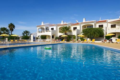 una piscina di fronte a un resort di Monte Dourado a Carvoeiro