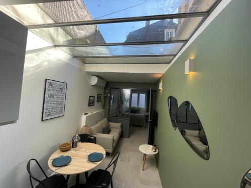Televízia a/alebo spoločenská miestnosť v ubytovaní Loft central climatisé avec verrière
